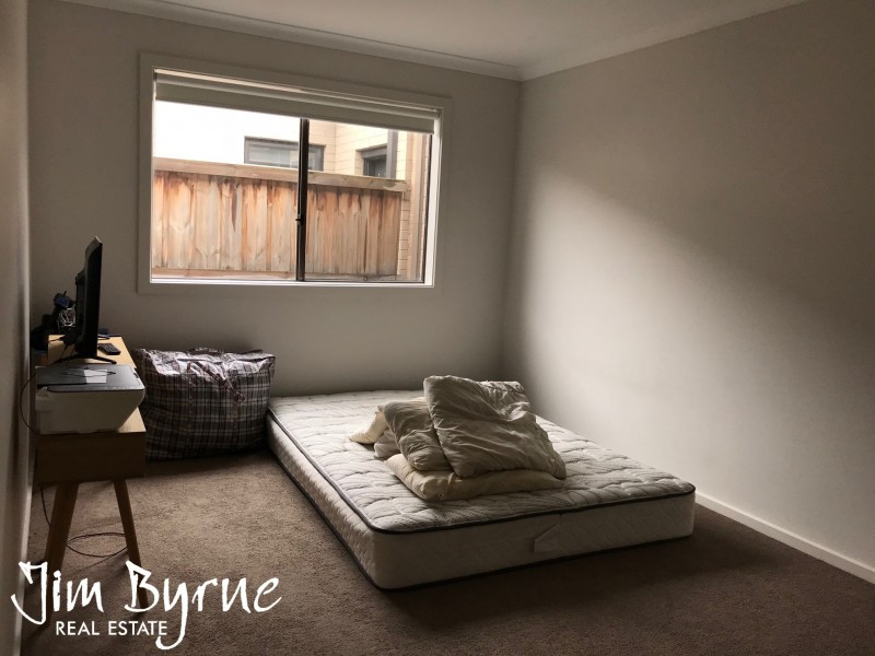 42 Wheelers Park Drive, Cranbourne North VIC 3977