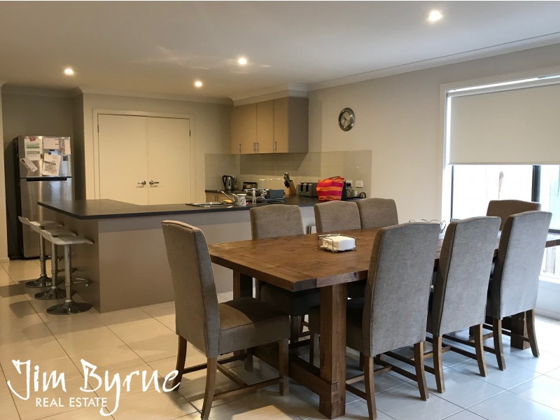 42 Wheelers Park Drive, Cranbourne North VIC 3977