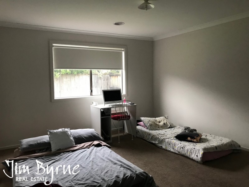 42 Wheelers Park Drive, Cranbourne North VIC 3977