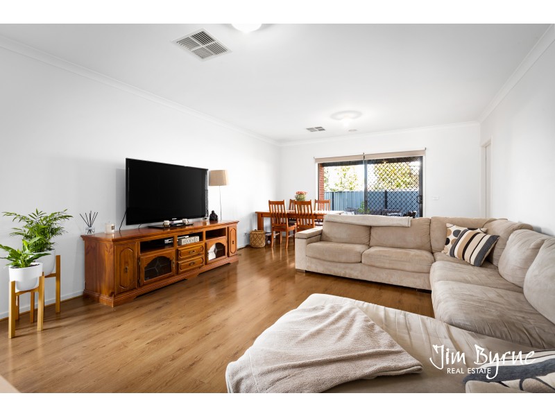 8 Amesbury Way, Clyde North VIC 3978