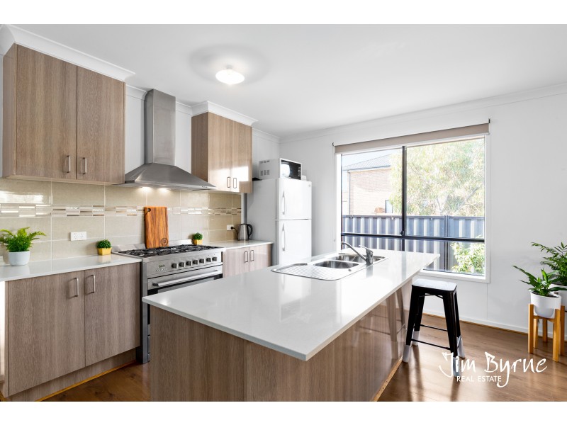 8 Amesbury Way, Clyde North VIC 3978