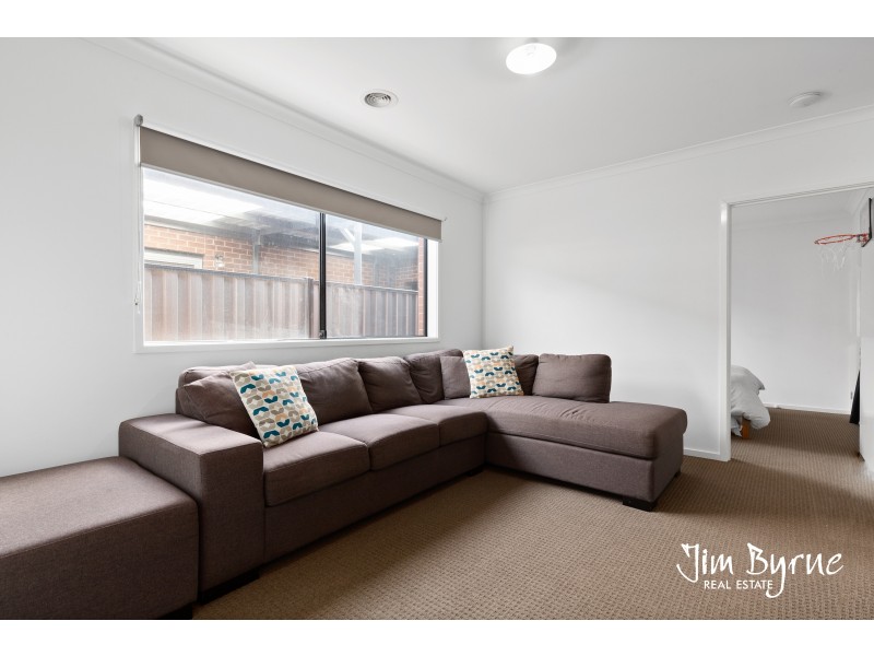 8 Amesbury Way, Clyde North VIC 3978