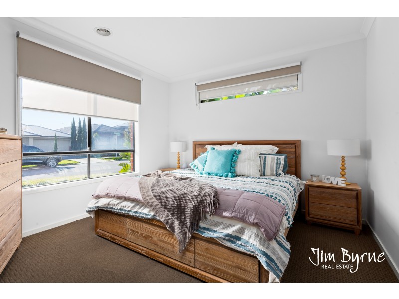 8 Amesbury Way, Clyde North VIC 3978