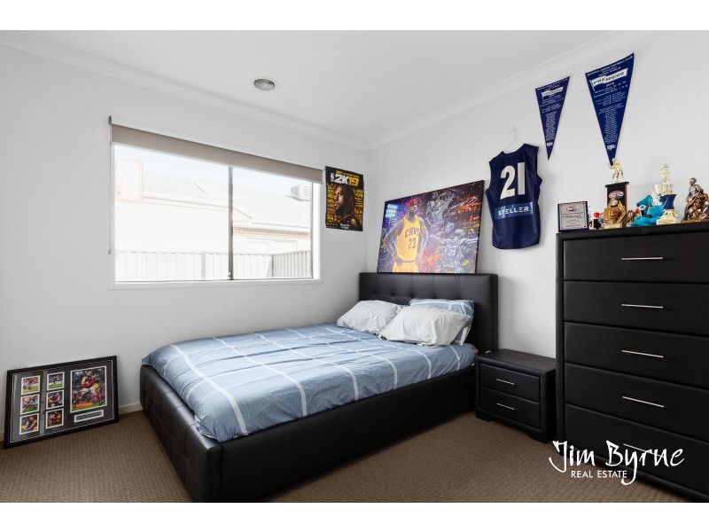 8 Amesbury Way, Clyde North VIC 3978