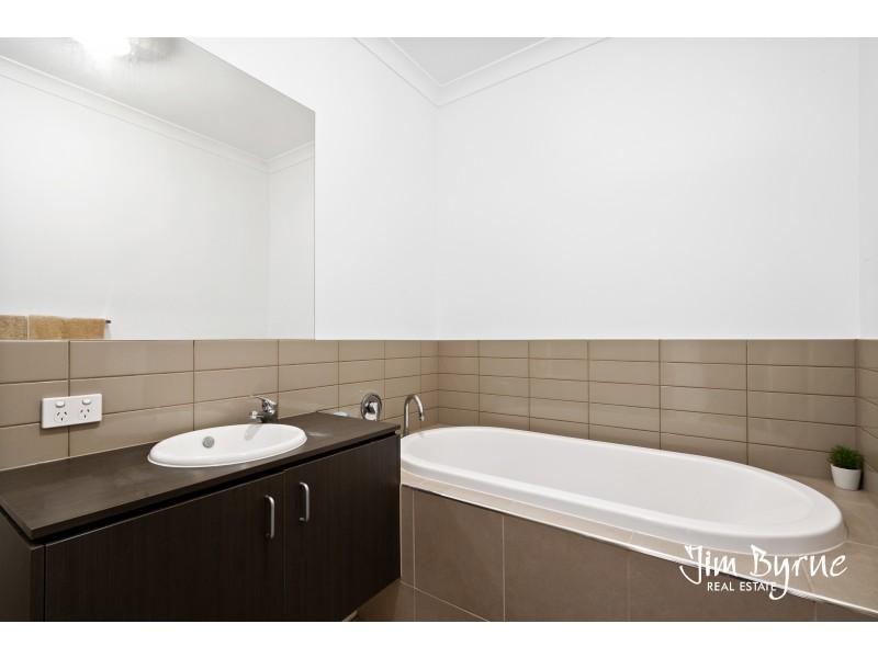 8 Amesbury Way, Clyde North VIC 3978