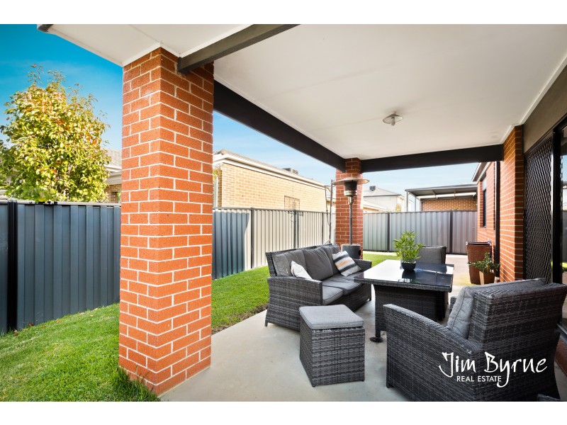 8 Amesbury Way, Clyde North VIC 3978