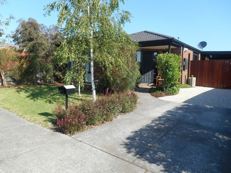 15 Farnborough Way, Berwick VIC 3806