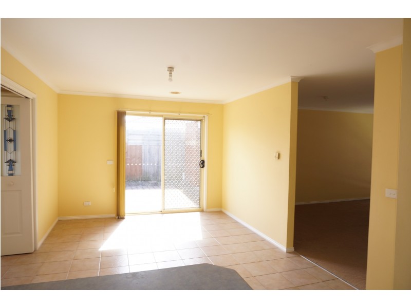 6 Cambridge Close, Cranbourne East VIC 3977