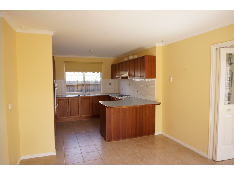 6 Cambridge Close, Cranbourne East VIC 3977