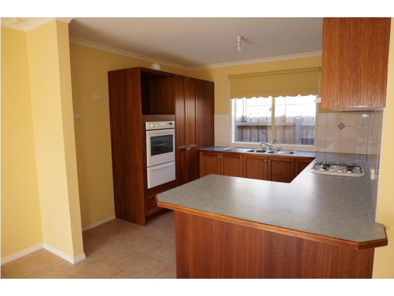 6 Cambridge Close, Cranbourne East VIC 3977