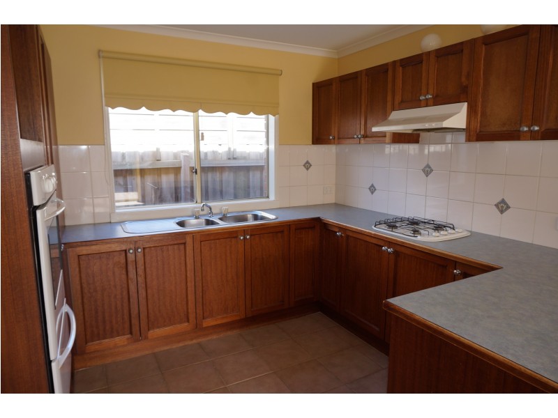 6 Cambridge Close, Cranbourne East VIC 3977