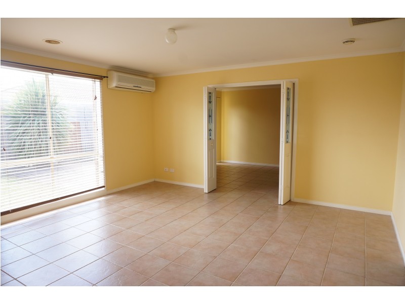 6 Cambridge Close, Cranbourne East VIC 3977