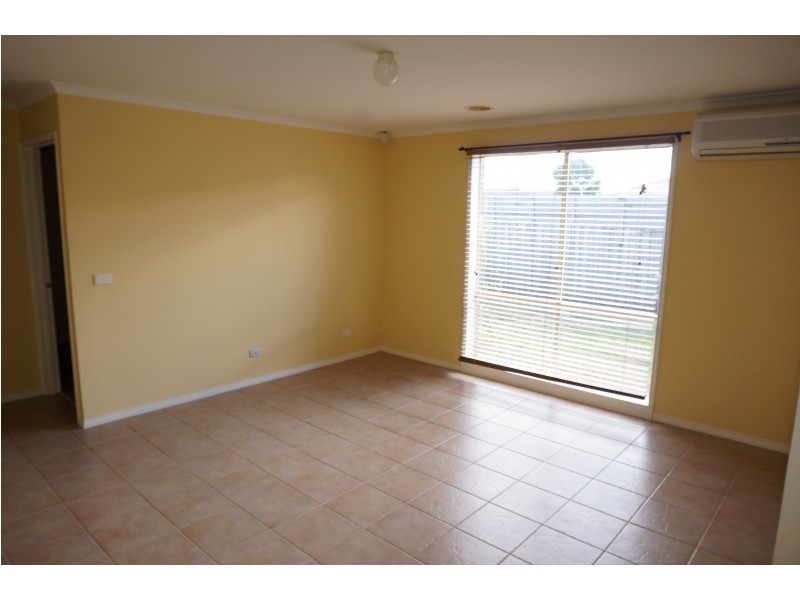 6 Cambridge Close, Cranbourne East VIC 3977