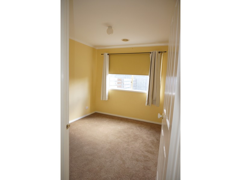 6 Cambridge Close, Cranbourne East VIC 3977