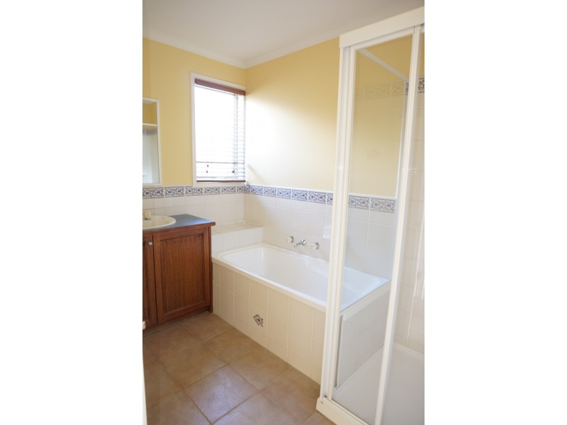 6 Cambridge Close, Cranbourne East VIC 3977