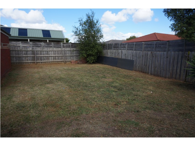 6 Cambridge Close, Cranbourne East VIC 3977