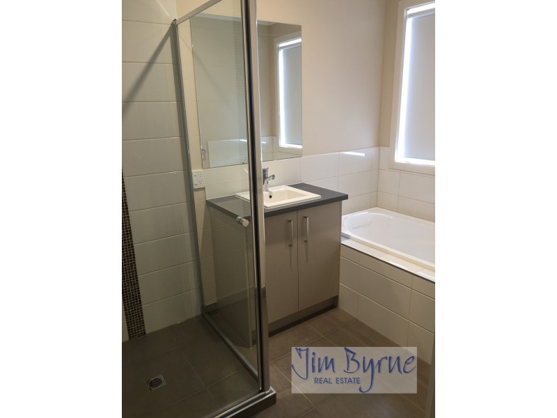 8 Hibiscus Street, Officer VIC 3809