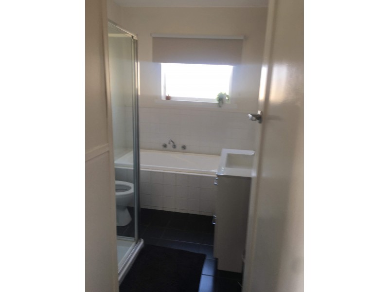 1/130 Inglis Street, Ballan VIC 3342