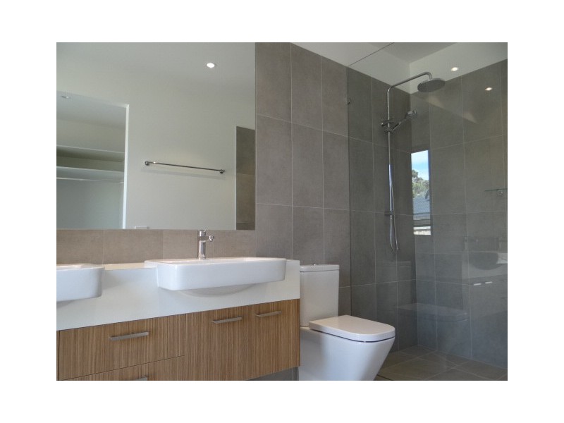 2/4 The Avenue, Mccrae VIC 3938