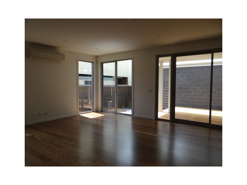 2/4 The Avenue, Mccrae VIC 3938