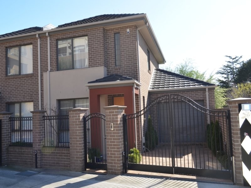 1/1 Nangnak Lane, Mont Albert VIC 3127