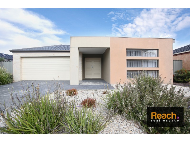 11 Foxhound Grove, Cranbourne East VIC 3977