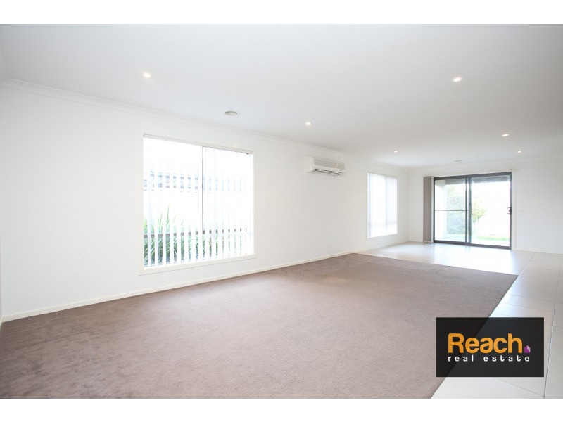 11 Foxhound Grove, Cranbourne East VIC 3977