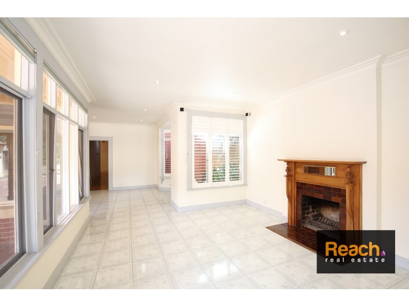 12 Avenue Athol, Canterbury VIC 3126