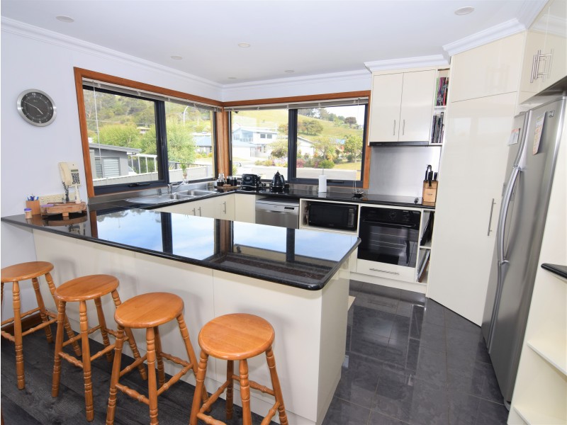 17 Seabreeze Avenue, Sulphur Creek TAS 7316