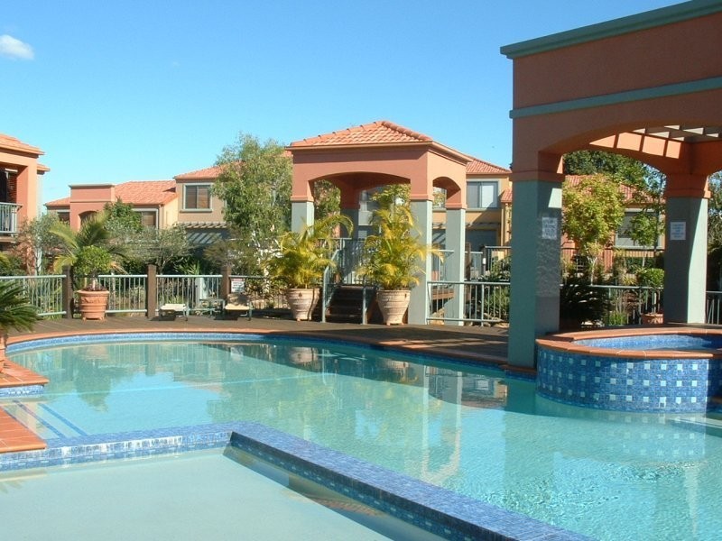 20 fairway dr, Clear Island Waters QLD 4226