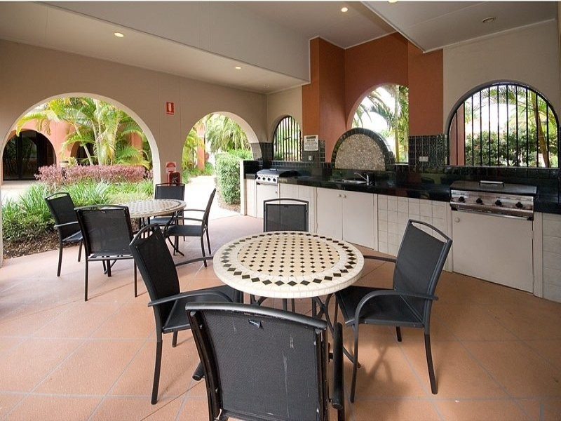 Elliott st, Isle Of Capri QLD 4217
