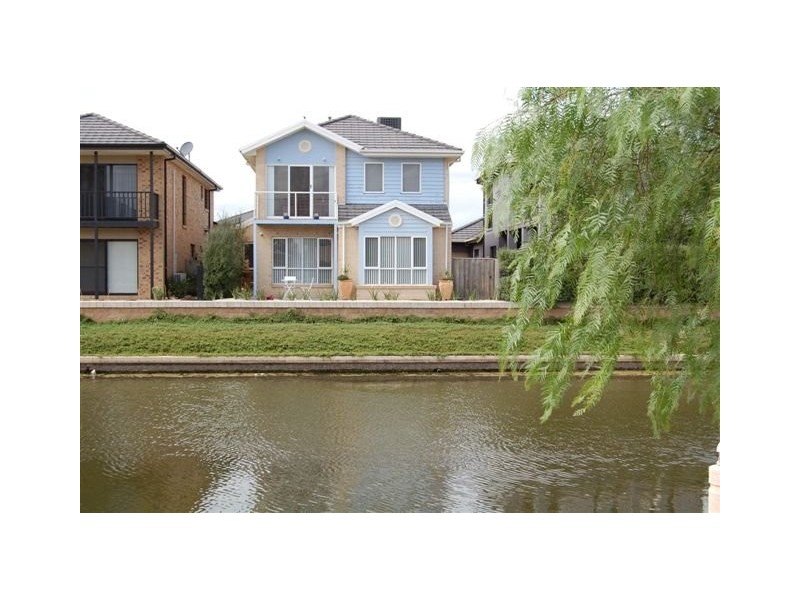 20  Sandy Point Rd, Sanctuary Lakes VIC 3030