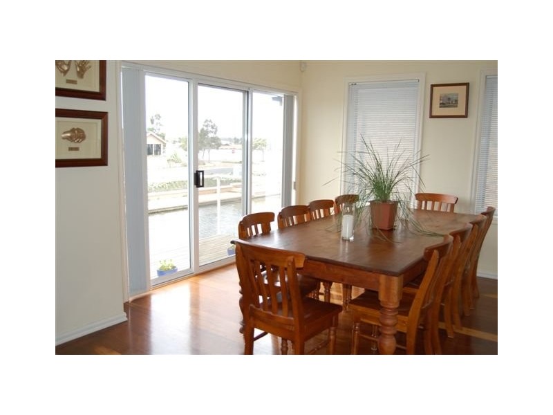 20  Sandy Point Rd, Sanctuary Lakes VIC 3030