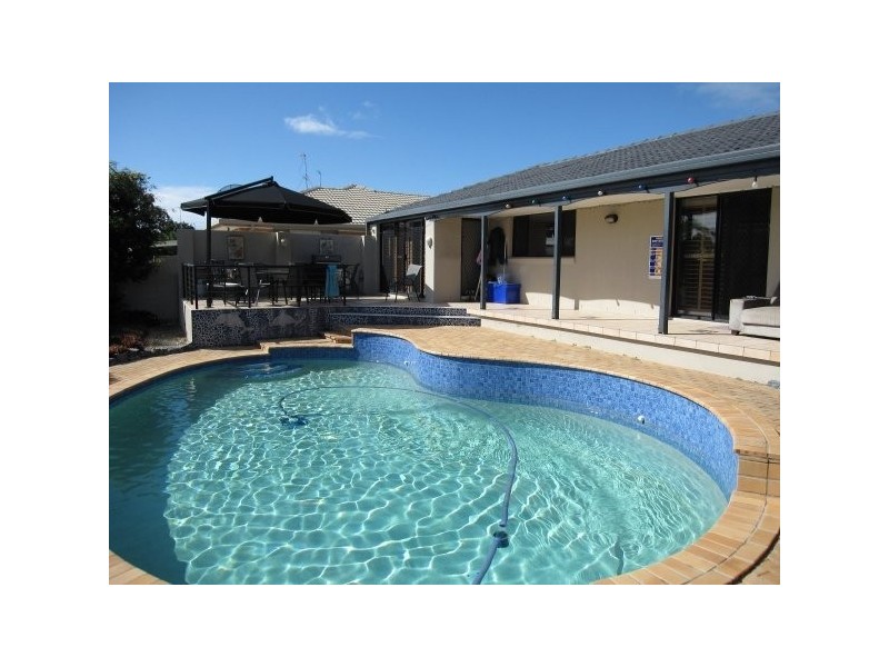 4 Weatherly Ave, Mermaid Waters QLD 4218