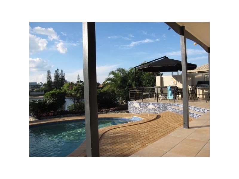 4 Weatherly Ave, Mermaid Waters QLD 4218