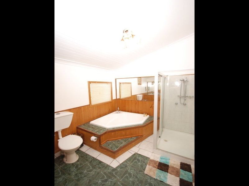 hayward, Mooroobool QLD 4870