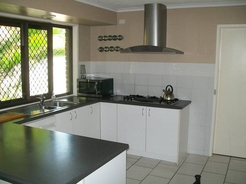 8 Bribie Court, Mermaid Waters QLD 4218