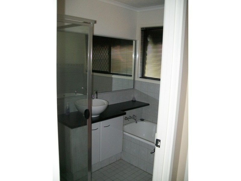 8 Bribie Court, Mermaid Waters QLD 4218