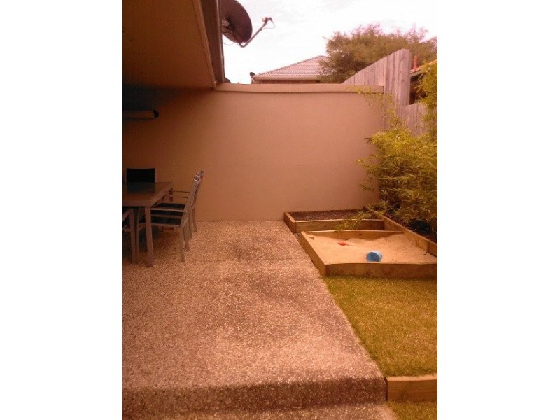 2/2 Dickinson Street, Upper Coomera QLD 4209