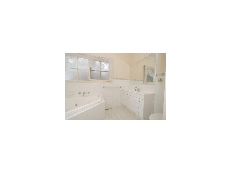 102 Bogong Ave, Glen Waverley VIC 3150