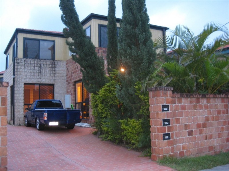 Albion Avenue, Miami QLD 4220