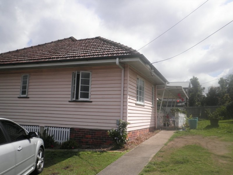 Brinawa Street, Camp Hill QLD 4152