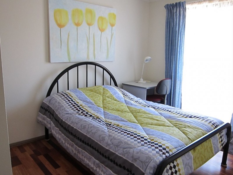 mulwala gardens, St Albans VIC 3021