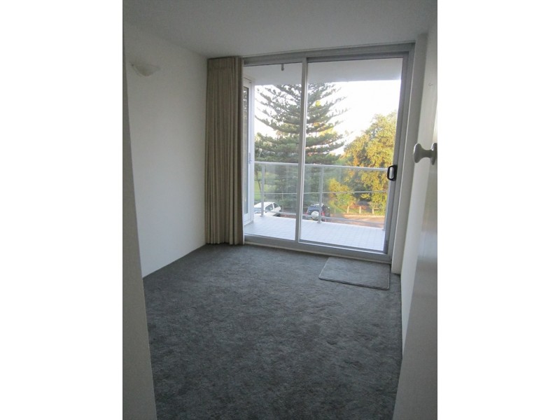 Moore Rd, Freshwater NSW 2096