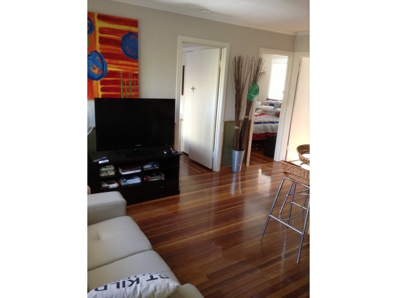 Cronin Av, Main Beach QLD 4217