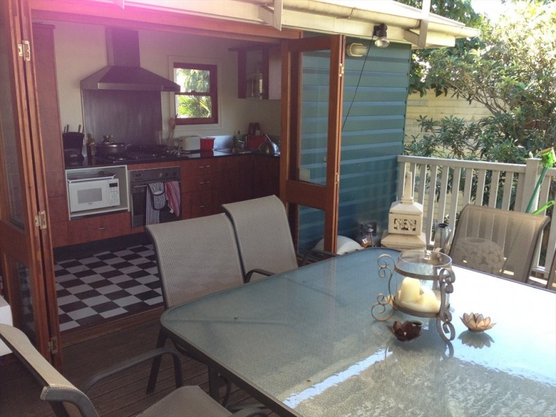 Thomas, Auchenflower QLD 4066