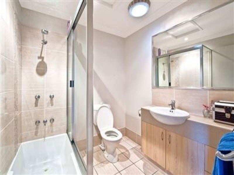 Ancona, Carrara QLD 4211