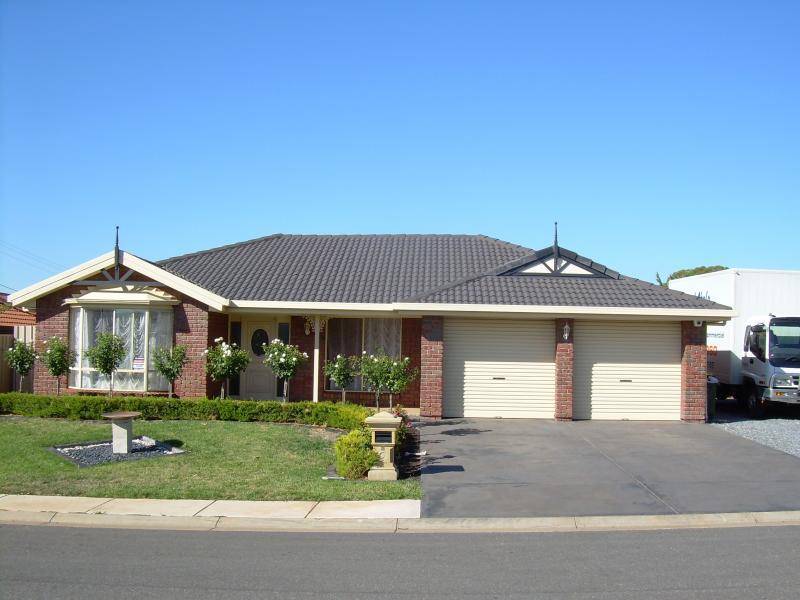 2 BOMBARDIERI COURT, Evanston Park SA 5116