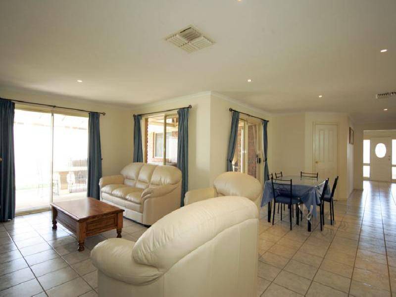 2 BOMBARDIERI COURT, Evanston Park SA 5116