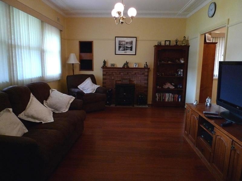 8 Fourth Ave, Rutherford NSW 2320
